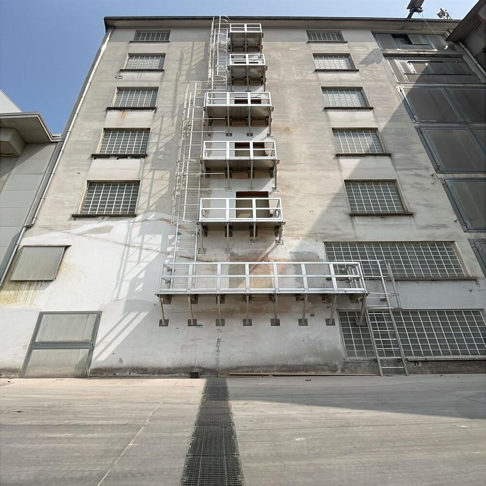 scala-a-gabbia-con-piani-di-ripo